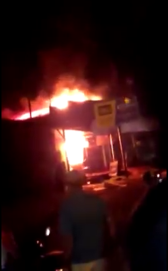 Un local comercial de Edelira fue consumido totalmente por las llamas. Foto: Captura de video.