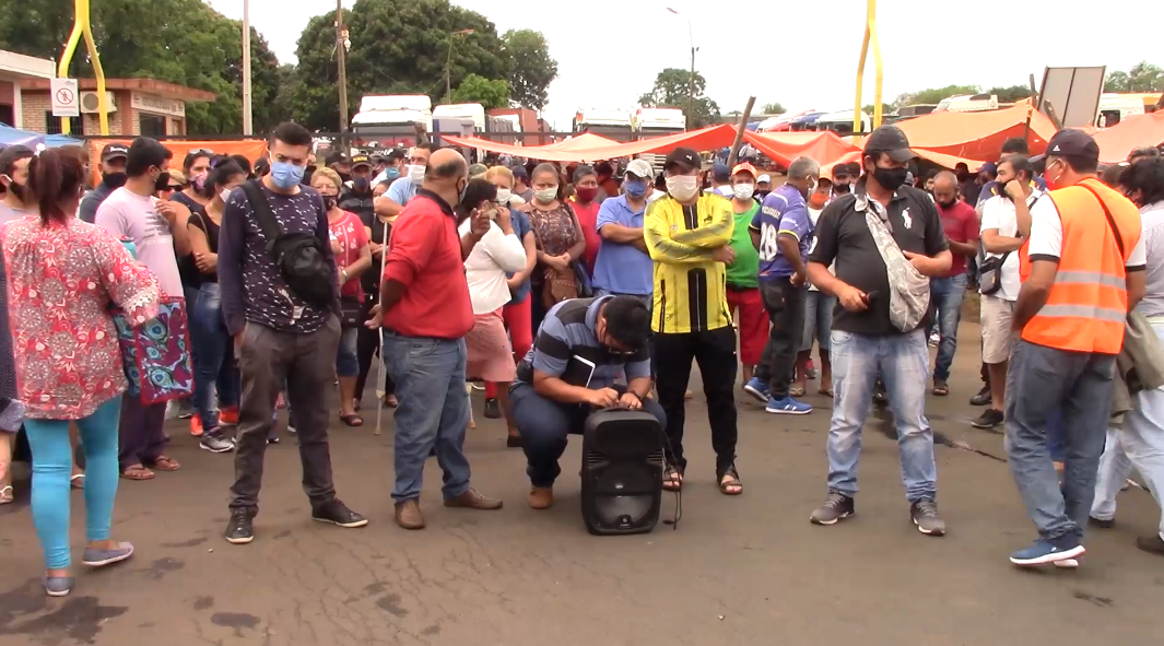 Trabajadores de frontera cierran acceso a playa de ANNP en Encarnación. Foto: Captura de video / Javier Cantero (corresponsal de Itapúa - Grupo JBB).