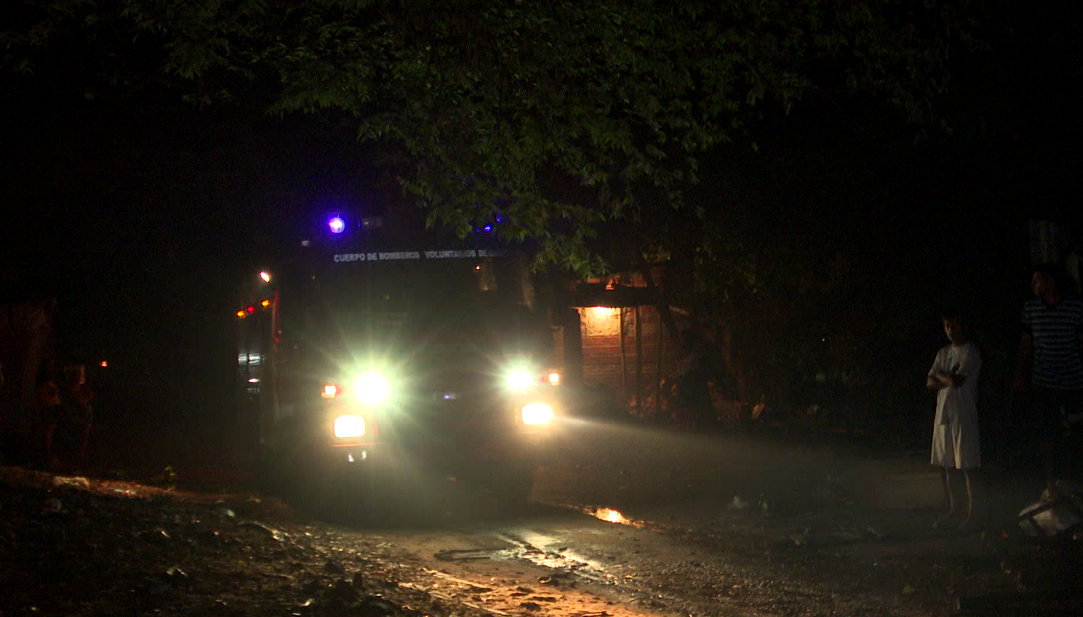 Tres dotaciones de bomberos acudieron hasta el sitio para contener las llamas y sofocarlas.