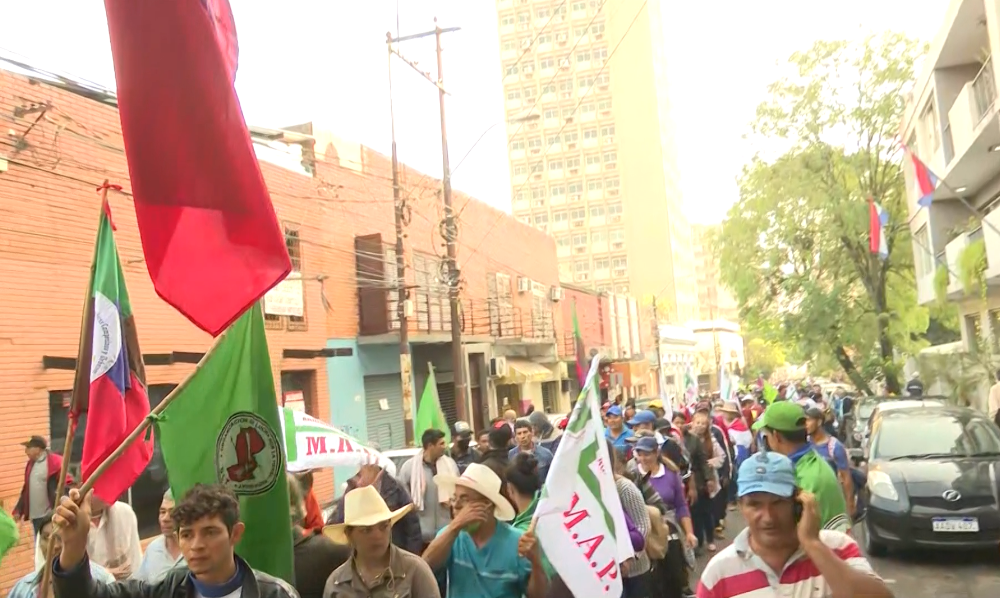 Marcha campesina por el microcentro asunceno.