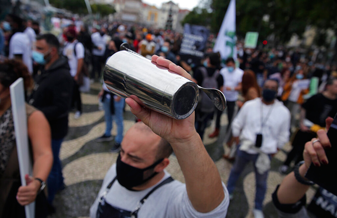 Numerosas protestas se dan en Portugal, tras el toque de queda. Foto: AP