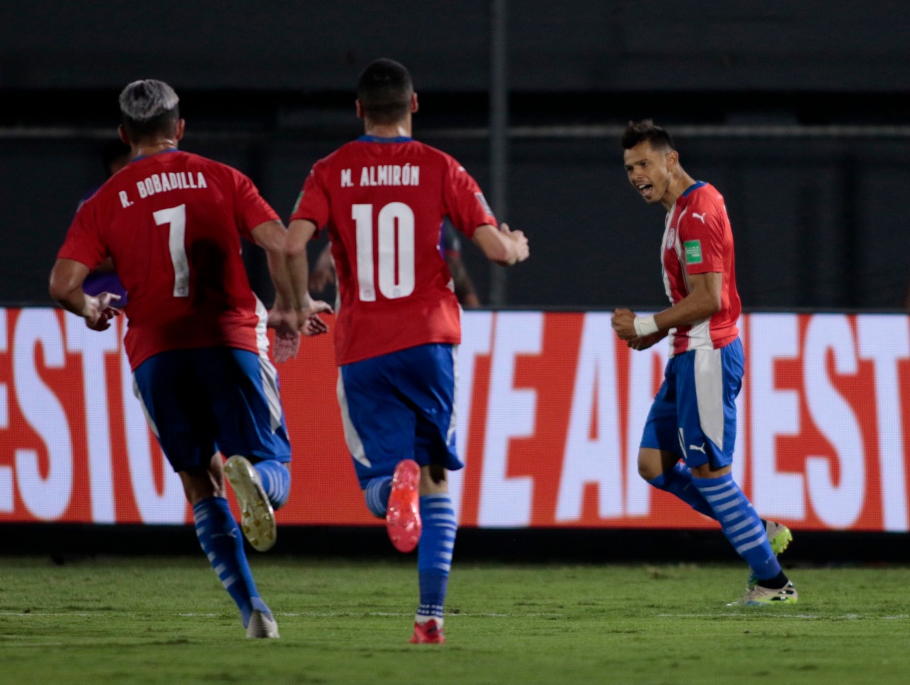 Paraguay se enfrentará ante Bolivia este martes y el partido lo podrás vivir por Trece. Foto: @Albirroja