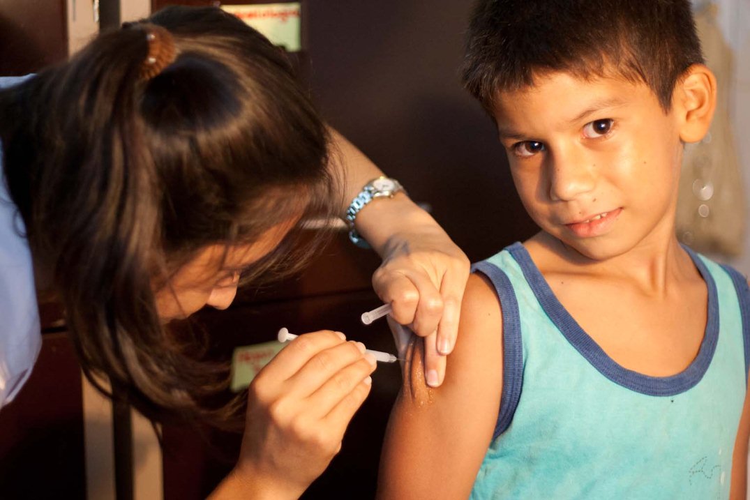 Niño recibiendo una vacuna.