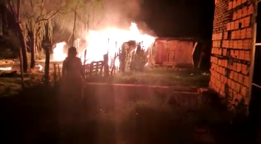 Vecinos evitaron que las llamas se propagaran a viviendas aledañas. Foto: Captura de video.