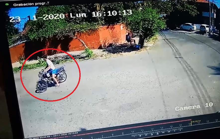 El accidente entre motos dejó un joven herido. Foto: Captura de video.