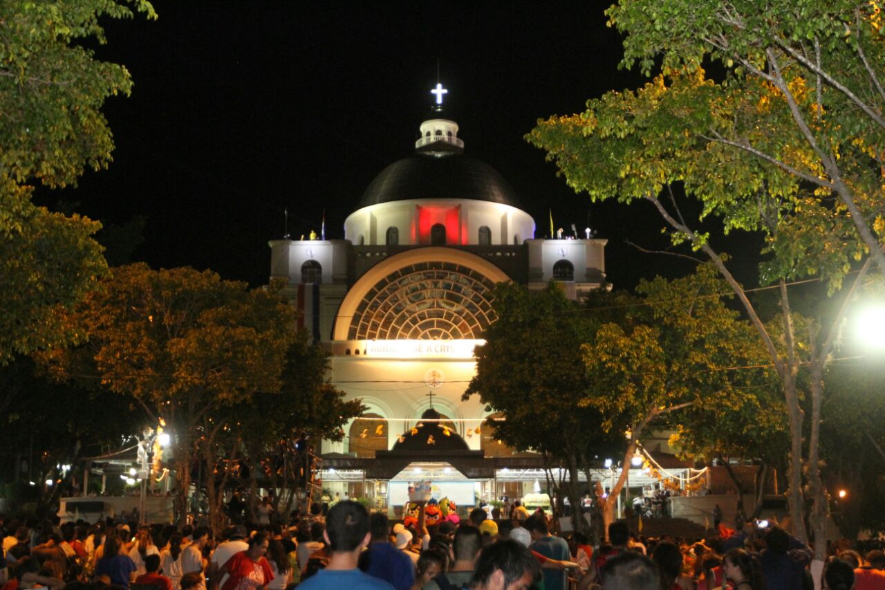 Basílica de Caacupé rodeada de una multitud