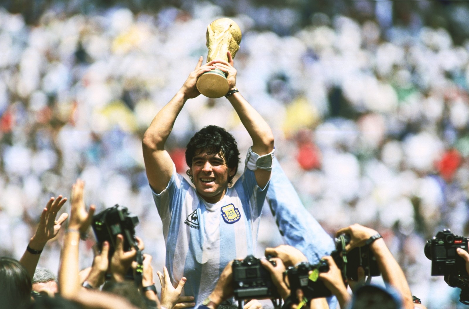 Diego Maradona sujetando la Copa del Mundo 86