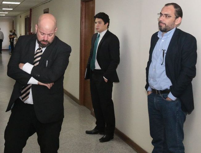 Raúl Fernández Lippmann junto a su abogado, Álvaro Arias.