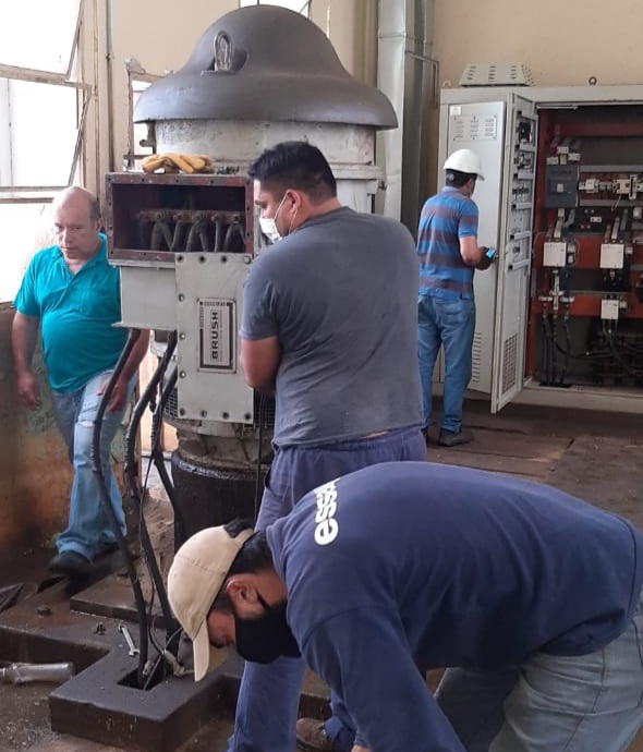 Funcionarios de la Essap trabajando en el reemplazo de la bomba de 38 años.