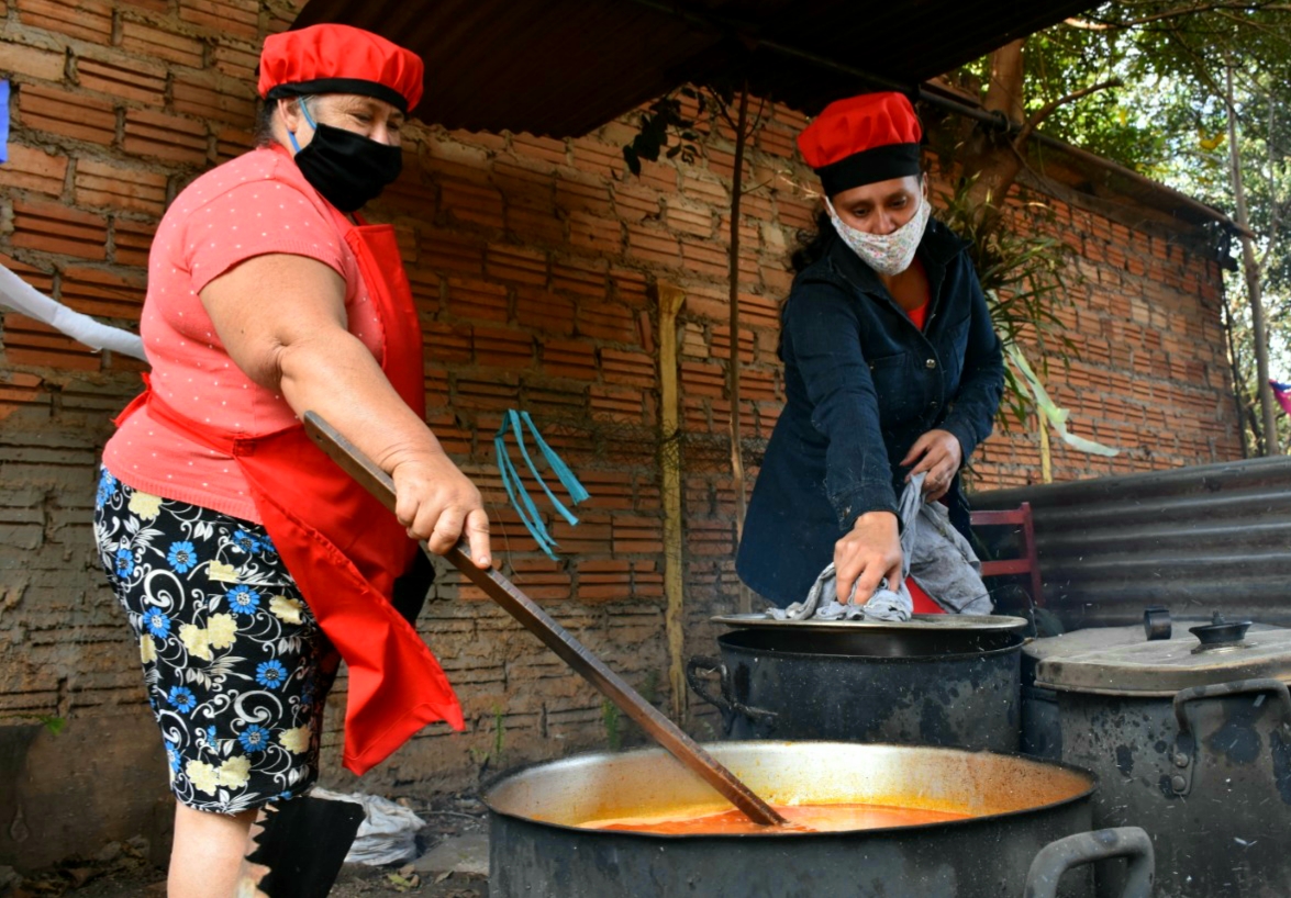Mujeres cocinando para ollas populares.