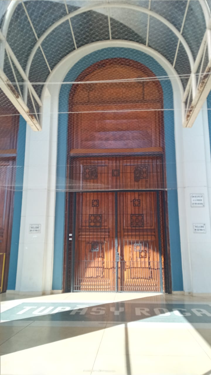 Puertas cerradas de la Basílica. Foto: Gentileza.