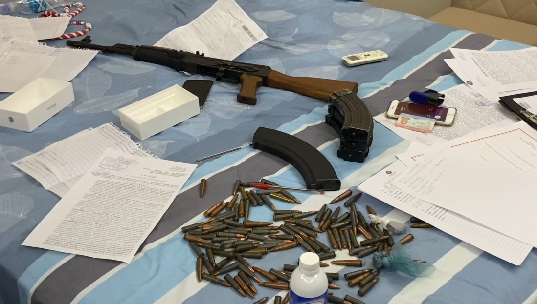 En su poder fueron hallados varios documentos, celulares, armas de fuego y municiones. Foto: Captura de pantalla / Video: Raúl Ortiz, corresponsal del Grupo JBB de Amambay.