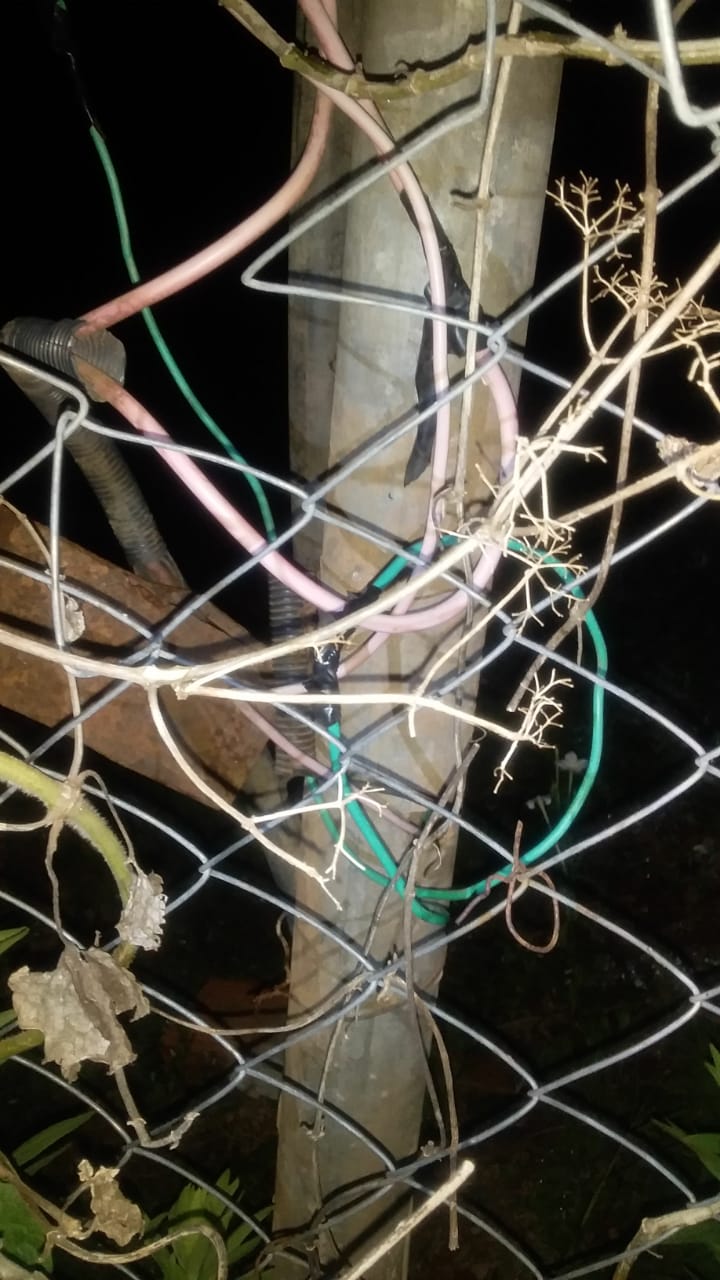 Un cable pelado hizo contacto con el cerco de una cancha de fútbol. Un joven falleció electrocutado. Foto: Gentileza.