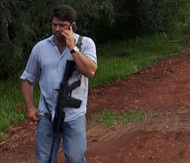 Gregorio Papo Morales portando un arma de fuego.