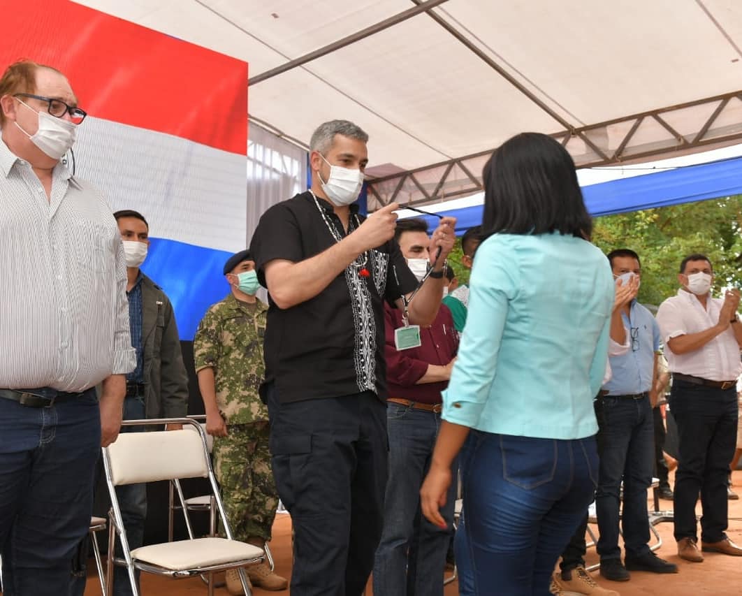 Los jóvenes aprendices recibieron su carnet de identificación en un emotivo acto realizado.