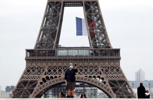 Francia anuncia toque de queda