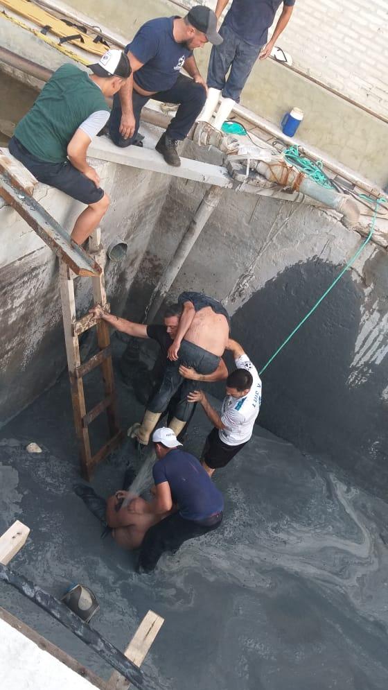 Los trabajadores fueron rescatados con vida de la pileta de tratamiento. Foto: Gentileza.