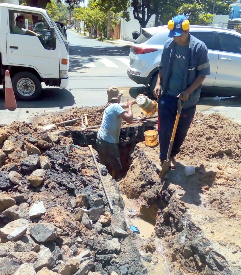 Cambio de empalme de tuberías sobre Fray Luis de León y Avenida Venezuela de Asunción. Foto: @EssapSA