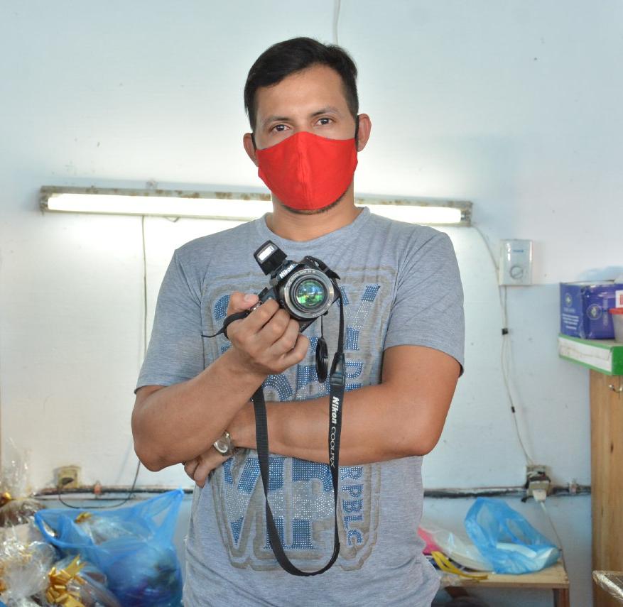 José se dedica a la fotografía tras los muros de Tacumbú. Foto: Ministerio de Justicia.