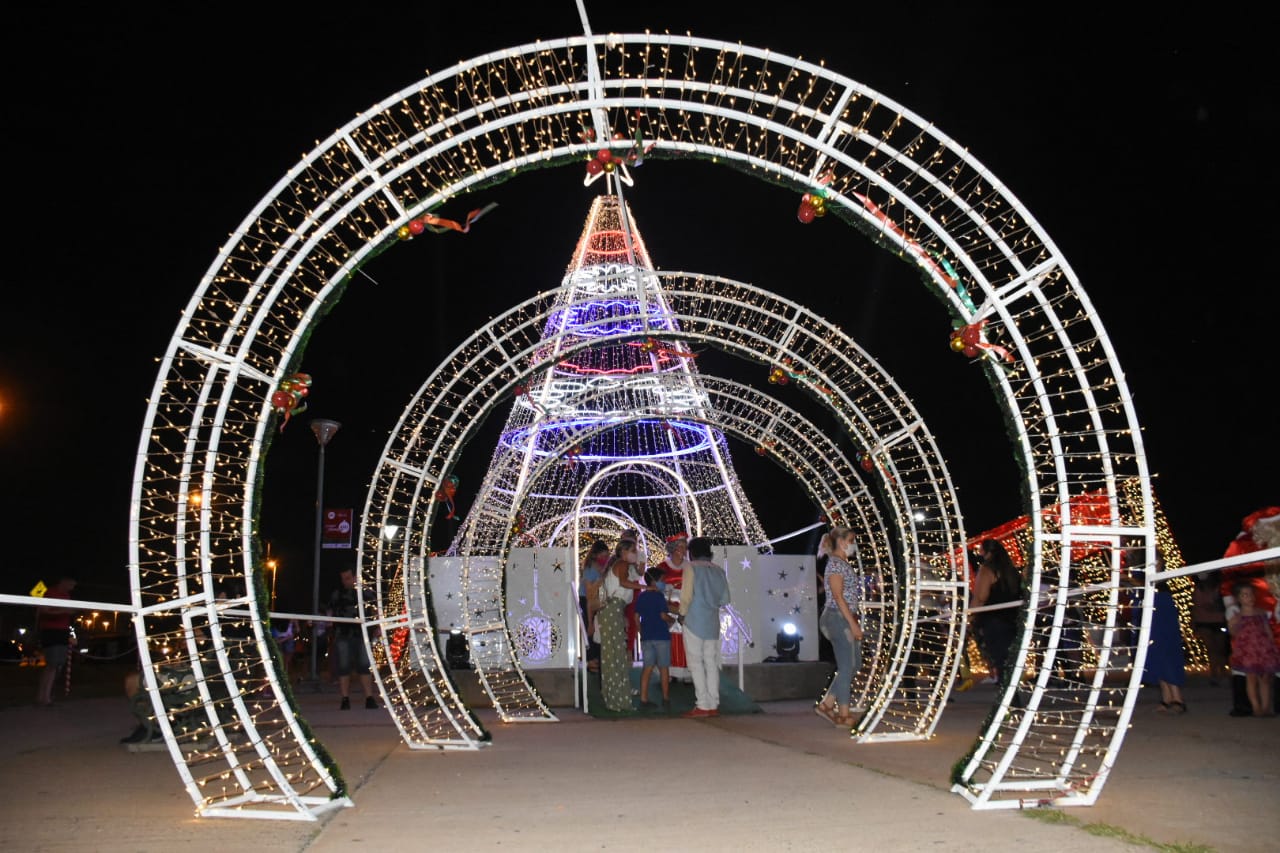 En el lugar, las familias y los grupos de amigos podrán disfrutar de un túnel con decoración navideña