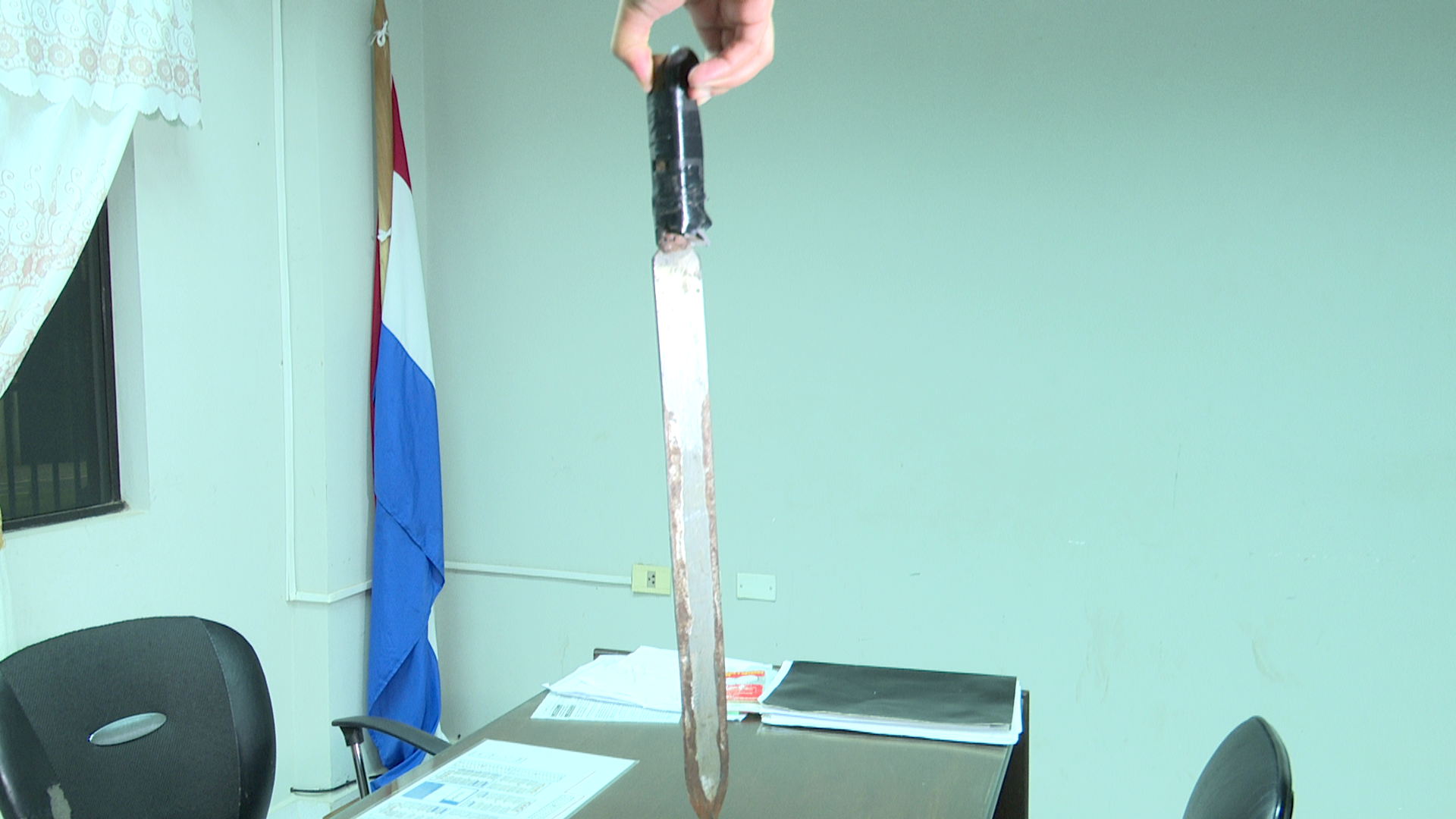 El arma blanca de fabricación casera, tipo espadín, mide unos 57 cm. Foto: Captura de pantalla / Trece.
