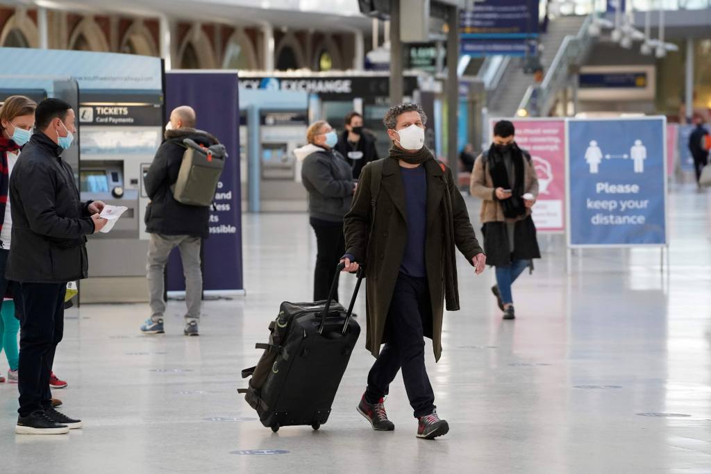 Un total de 17 países han suspendido los vuelos provenientes de Reino Unido. Foto: AFP.