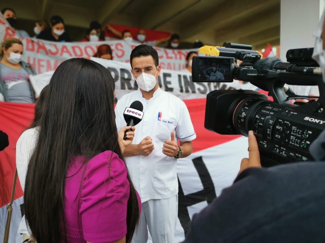 Funcionarios de blanco se manifestaron en contra del actuar del ministro de Salud. Foto: Clara Martínez (cronista de Trece).