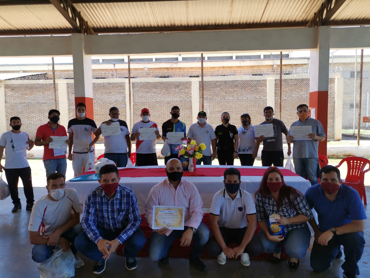 Hombres privados de su libertad recibieron sus certificados por finalizar el bachillerato. Foto: Ministerio de Justicia.