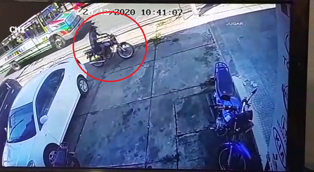 Un joven de 22 años, habría sido el protagonista del robo de un biciclo. Foto: captura de video.