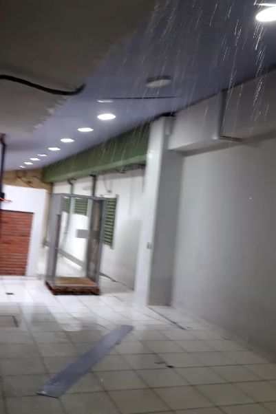 Los pabellones recientemente inaugurados del Hospital Regional de Encarnación filtraron una gran cantidad de agua. Foto: Captura de video.