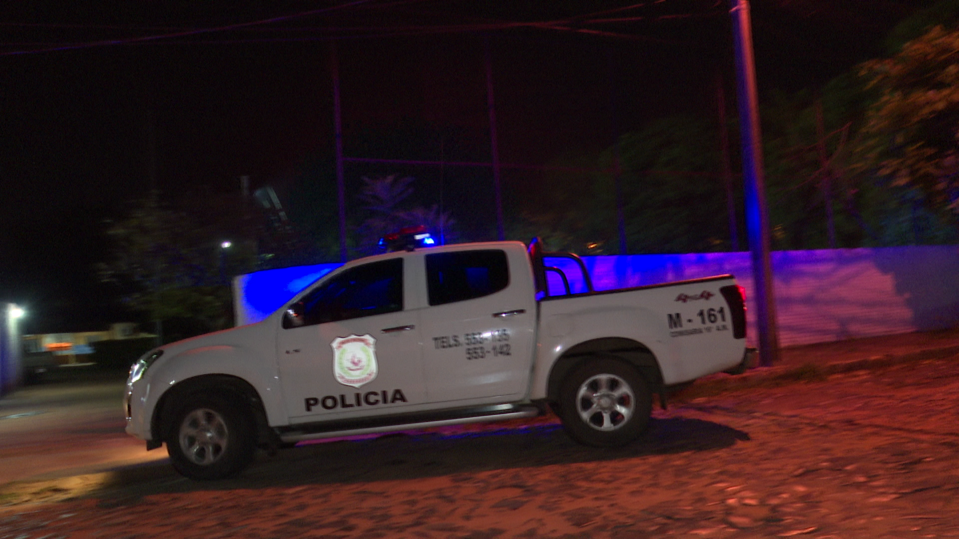 En el barrio San Pablo de Asunción, un agente policial fue despojado de su arma durante un procedimiento de detención. Foto: captura de pantalla.