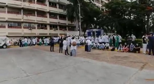 Médicos residentes del IPS se manifestaron en contra del nuevo dictamen emitido por el Consejo Directivo. Foto: Captura de pantlla-Video, 650 AM.