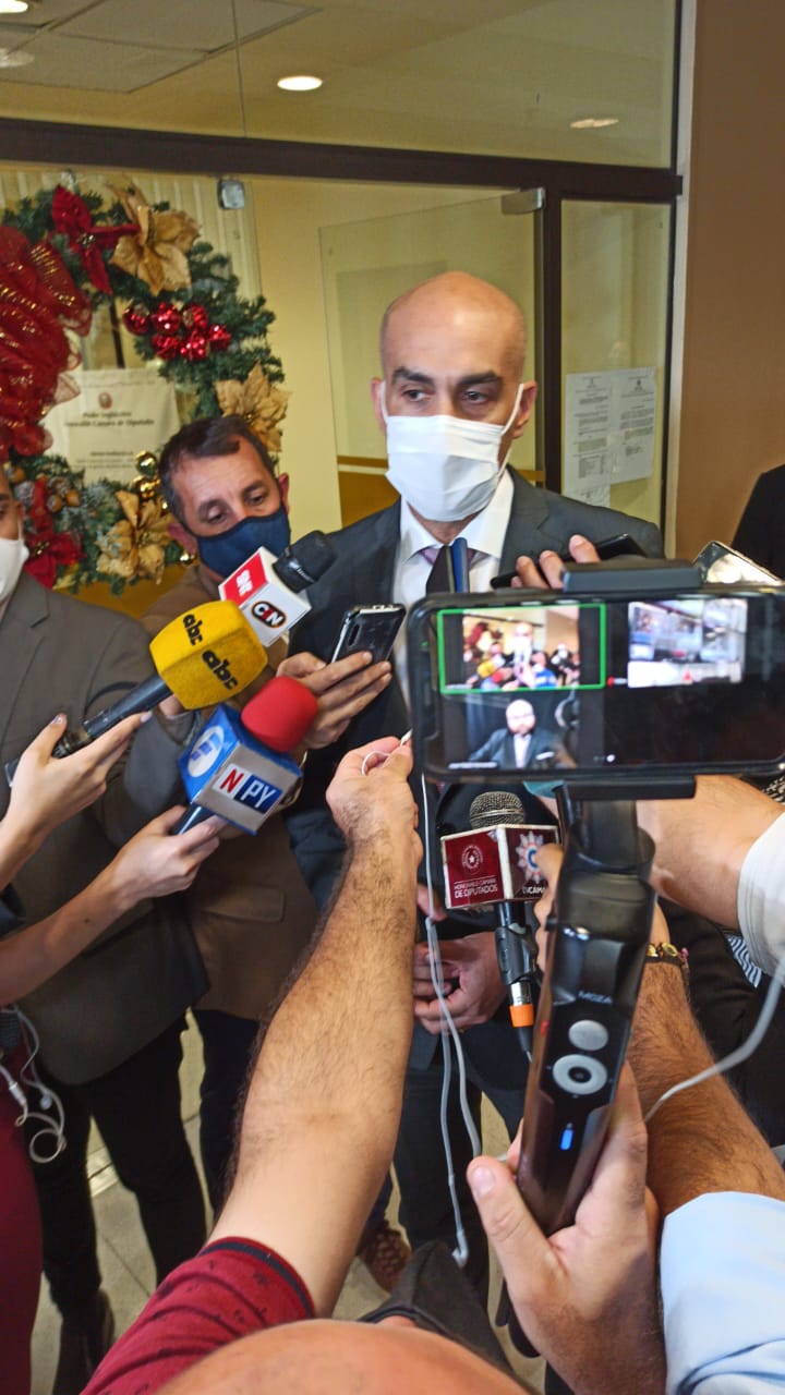El Ministro de salud, Julio Mazzoleni, explicó esta mañana como funciona el mecanismo Covax. Foto: Gentileza.