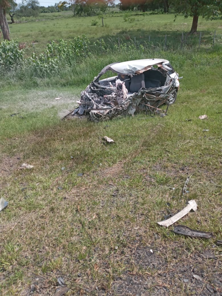 En el camino, el automóvil fue a envestir contra un camión ocasionando un accidente fatal que terminó con la vida de Hugo Ibarra. Foto: gentileza.