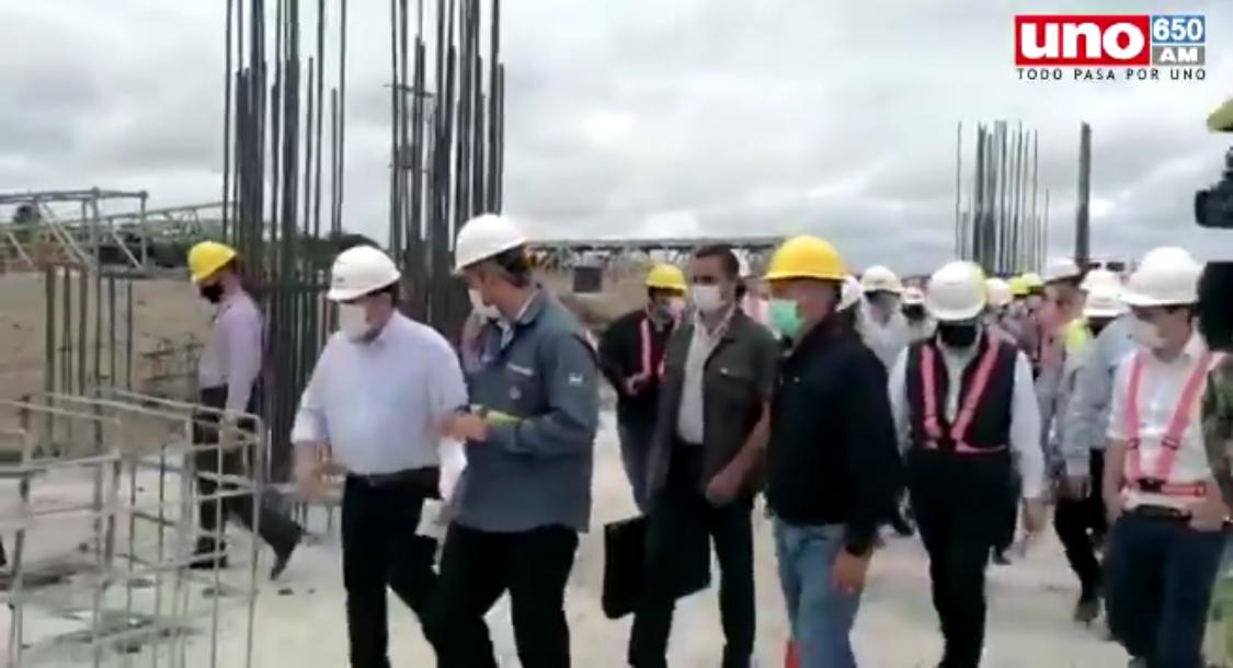 El presidente de la República, Mario Abdo Benítez en compañía de otras autoridades, visitó la planta industrial Cementos Concepción (CECON). Foto: @UNO650AM