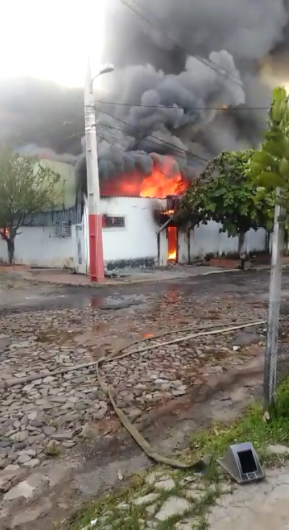 Incontrolable incendio en fábrica de plástico