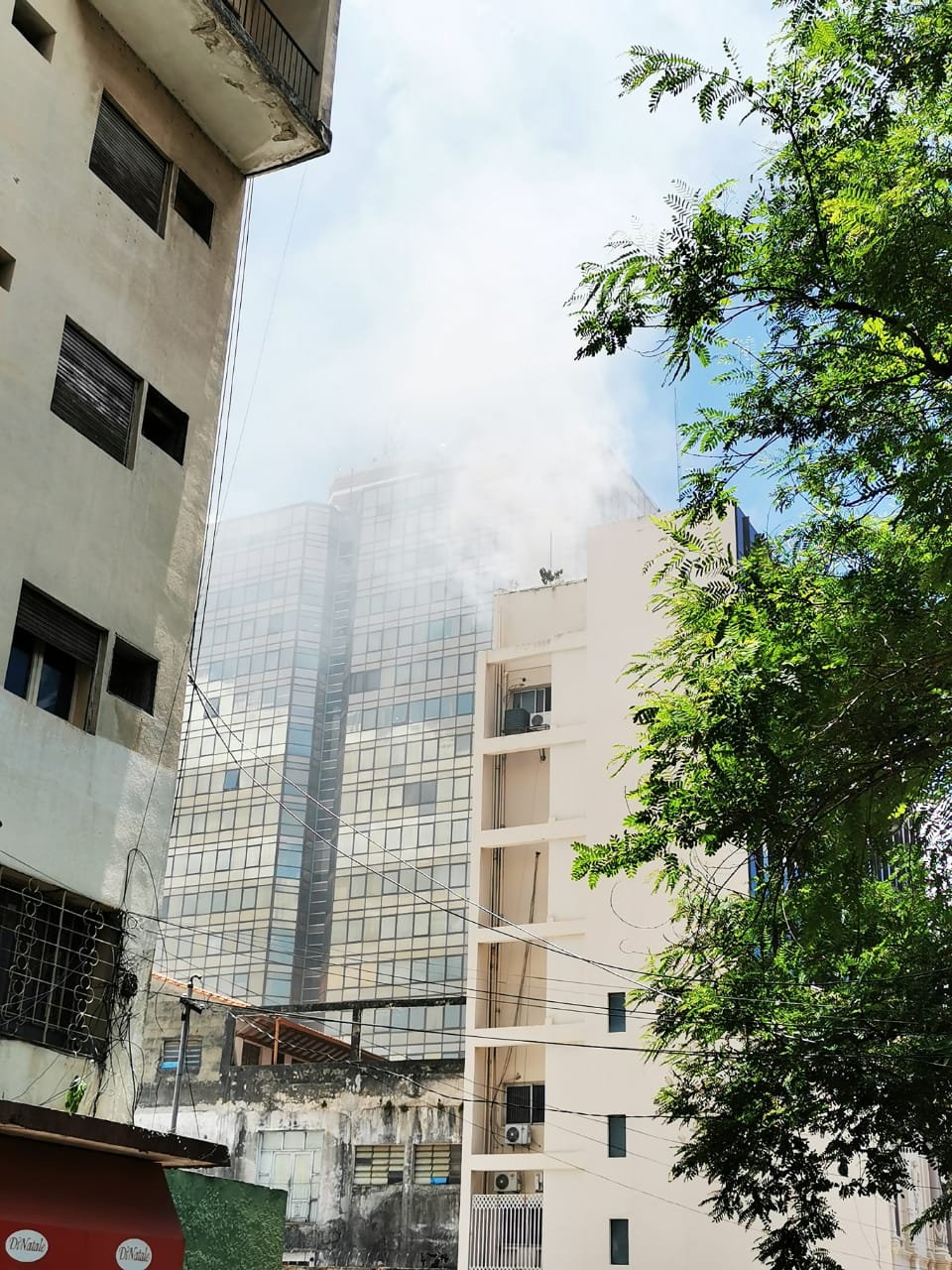 Logran controlar incendio en la sede de la Vicepresidencia. Foto: @BomberosK3