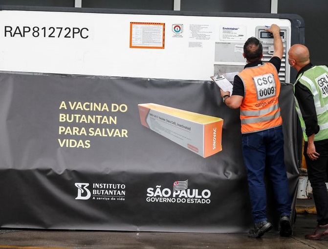 Brasil mediante el uso de emergencia de las vacunas contra el coronavirus, aprobó la compra de las dosis de AstraZeneca y Sinovac. Foto: Infobae.