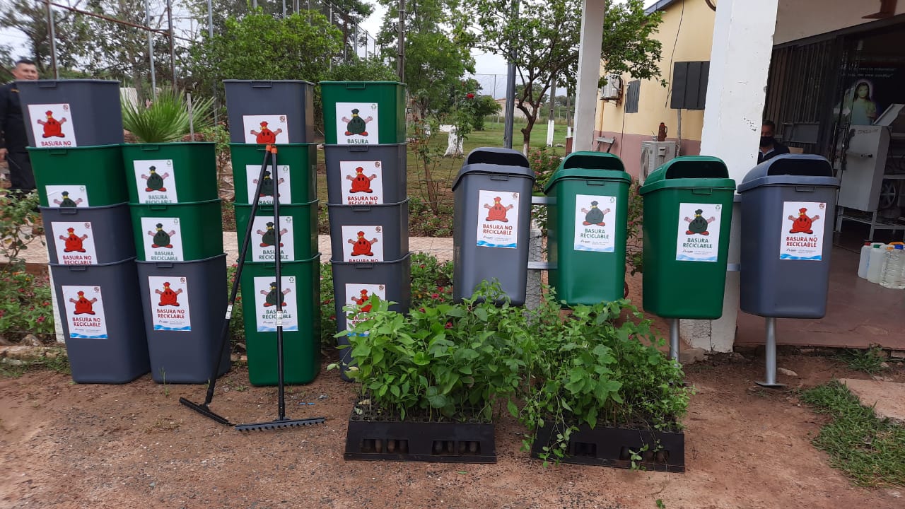 Donación de plantas nativas, basureros y bolsas de residuos. Foto: Ministerio de Justicia.