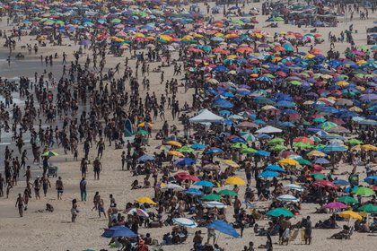 Médico del Ineram lamenta la irresponsabilidad de los paraguayos que van a vacacionar en plena pandemia al Brasil. Foto: Difusión.