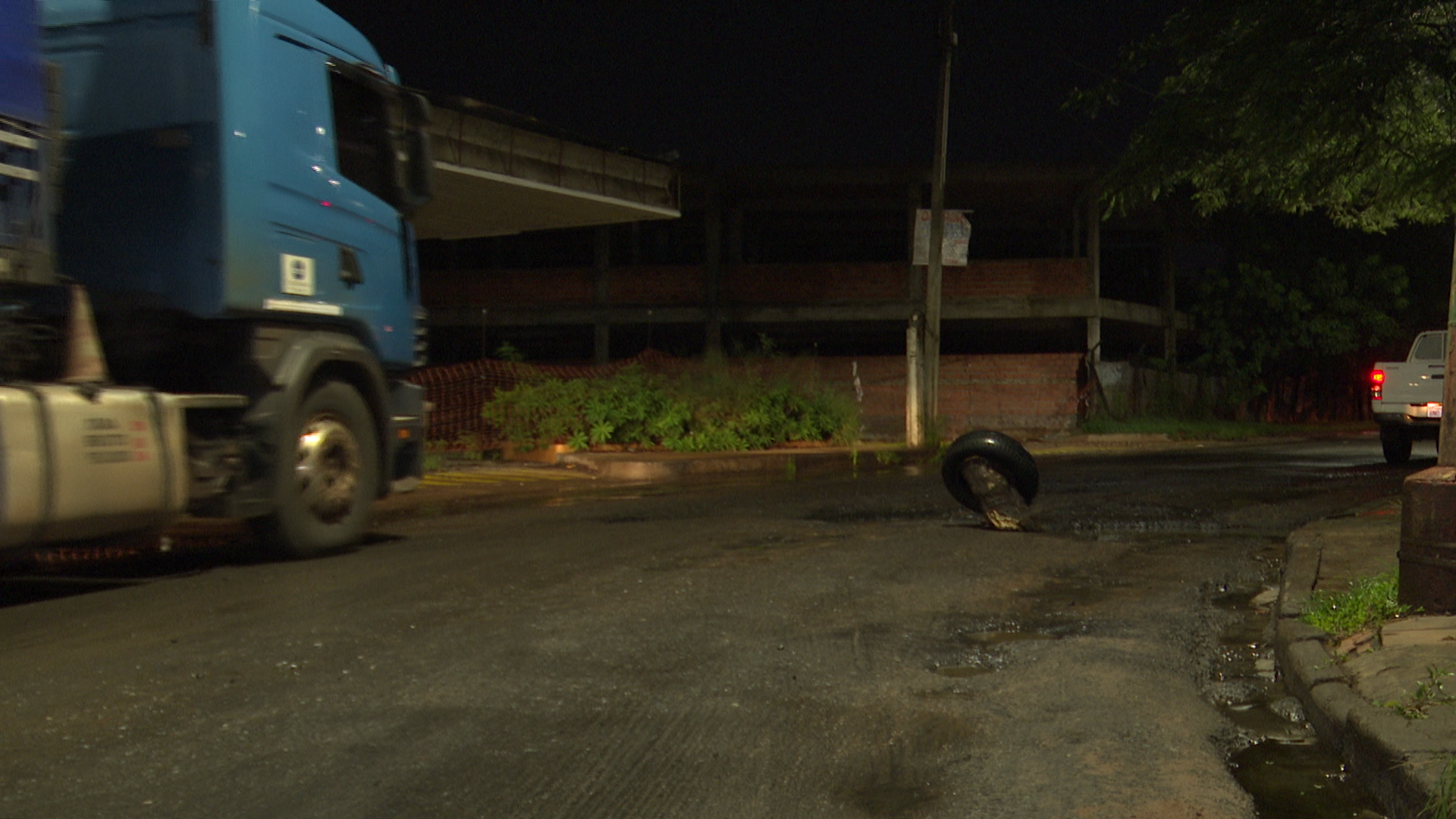 Los pequeños baches que interrumpían el tramo normal de varias avenidas en ciudades claves de Gran Asunción, aumentaron su tamaño. Foto: captura de pantalla.