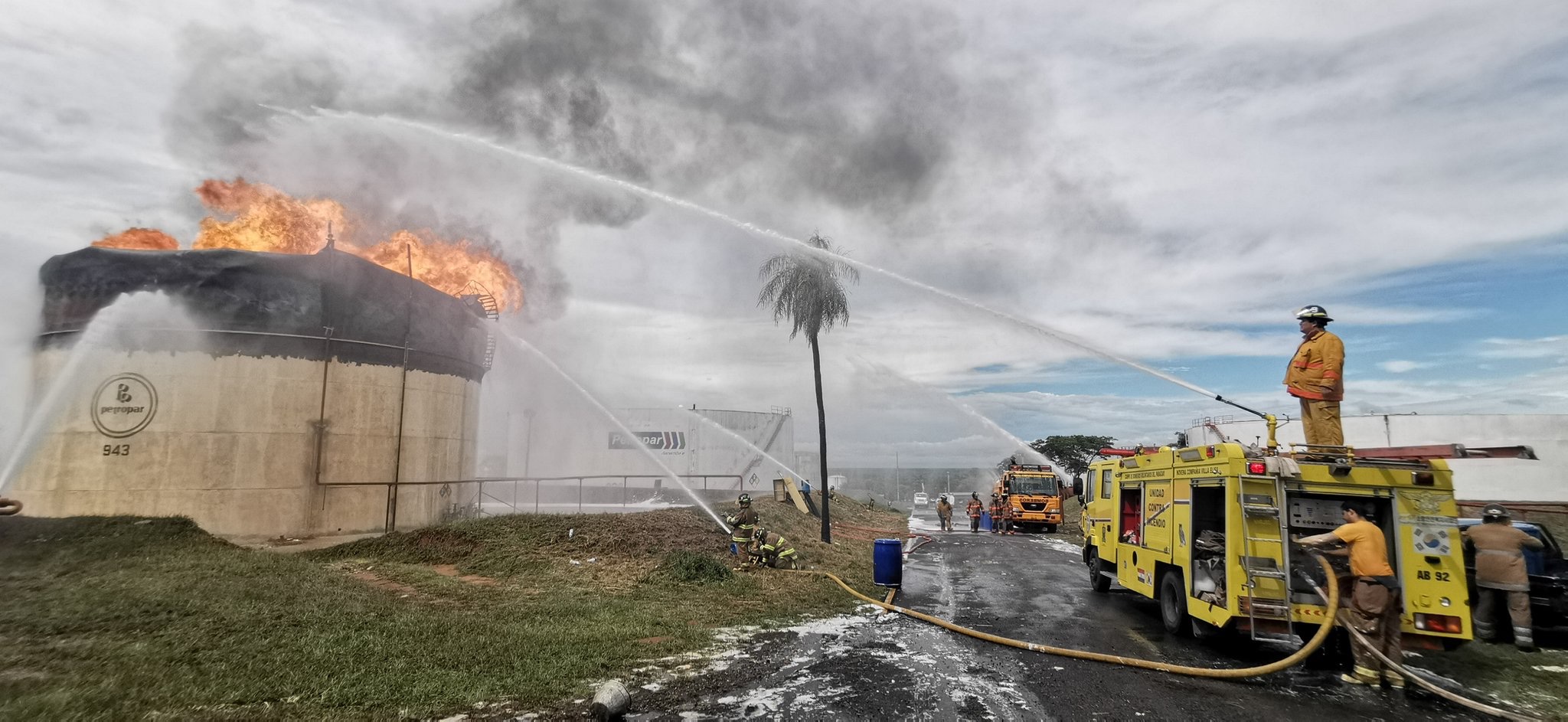 Bomberos voluntarios trabajando en Petropar. Foto: @UNO650AM