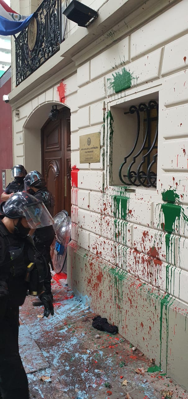 Los participantes, echaron los vallados y lanzaron pintura a la sede diplomática