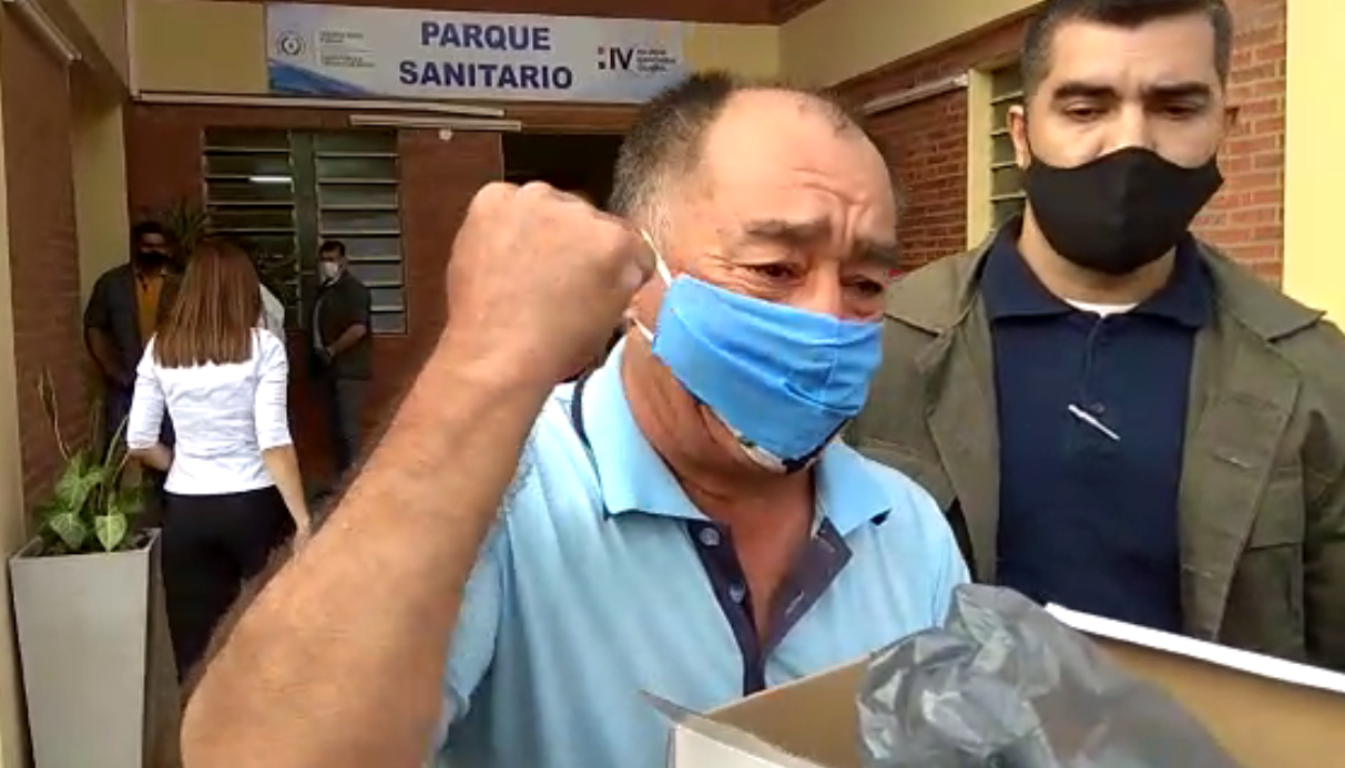Don Adalberto Oviedo clamó por medicamentos para su hermano internado en UTI. Foto: Captura de pantalla / Video: Nino Silguero, corresponsal de la zona del Grupo JBB.