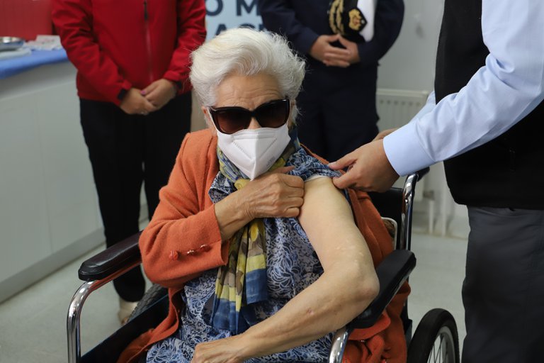 Adultos mayores de 90 años fueron inmunizados en Chile, este miércoles. Foto: EFE.