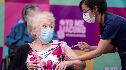 Adultos mayores de 90 años fueron inmunizados en Chile, este miércoles. Foto: EFE.