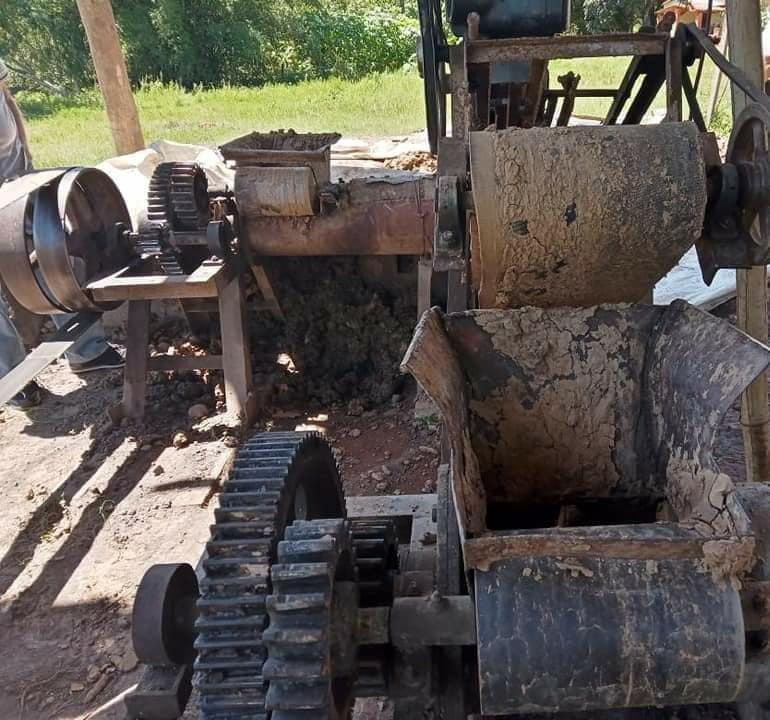 Un niño perdió parte de su brazo al ser atrapado por una máquina industrial,