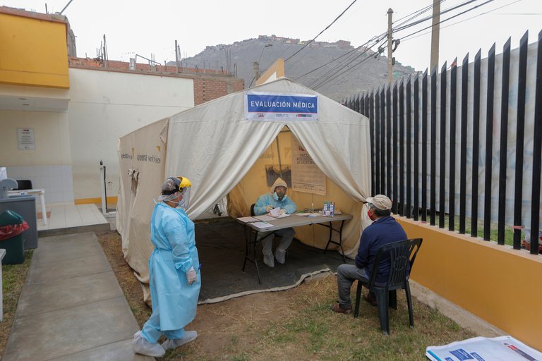 Perú inició con la inmunización a la población contra el coronavirus. Foto: EFE.