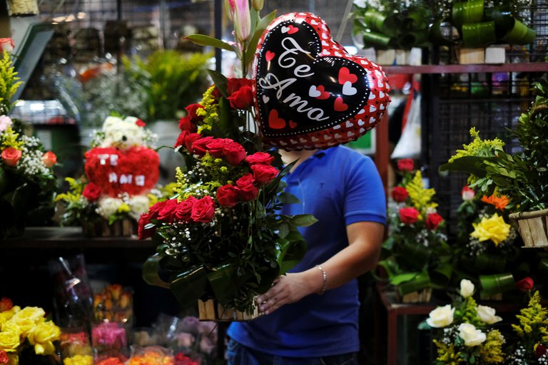 Día de los Enamorados: Comerciantes de flores se preparan