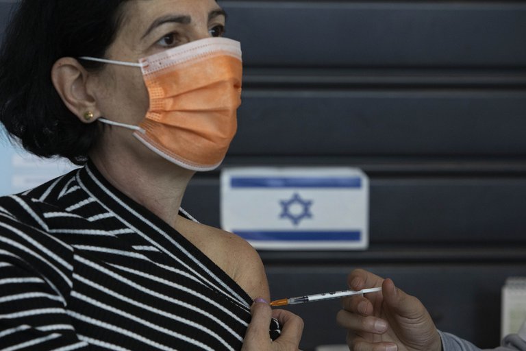 Estudio realizado en Israel para verificar la efectividad de la vacuna Pfizer. Foto: Reuters.